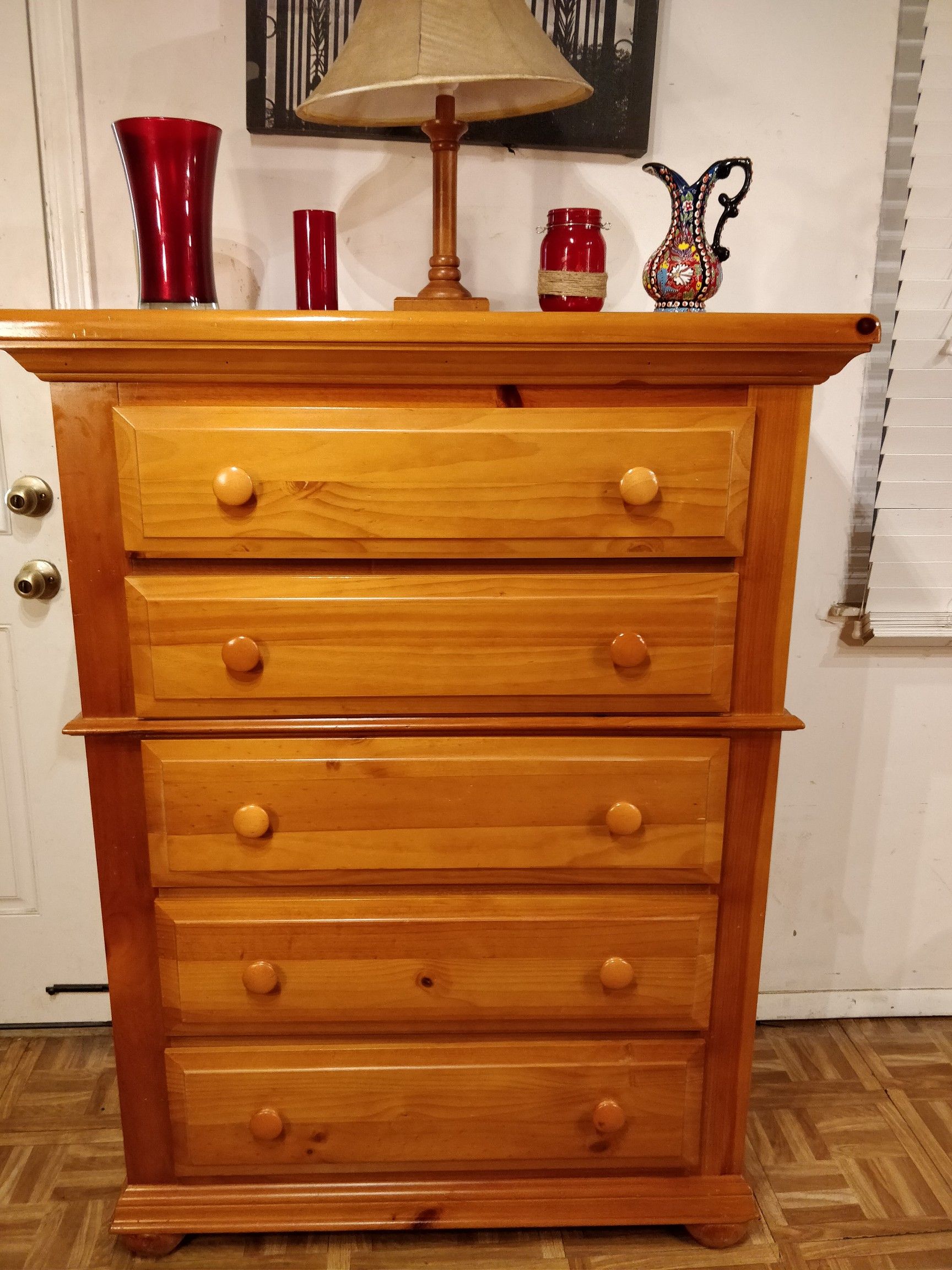 Solid wood big BASSETT chest dresser with big drawers in Very good condition, all drawers sliding smoothly, pet free smoke free. L38.4"*W19"*H50.5"