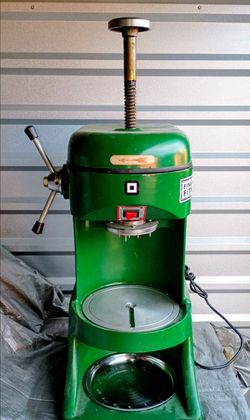 Snow cone machine / ice shaver