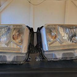 2014 Toyota Tundra Headlights