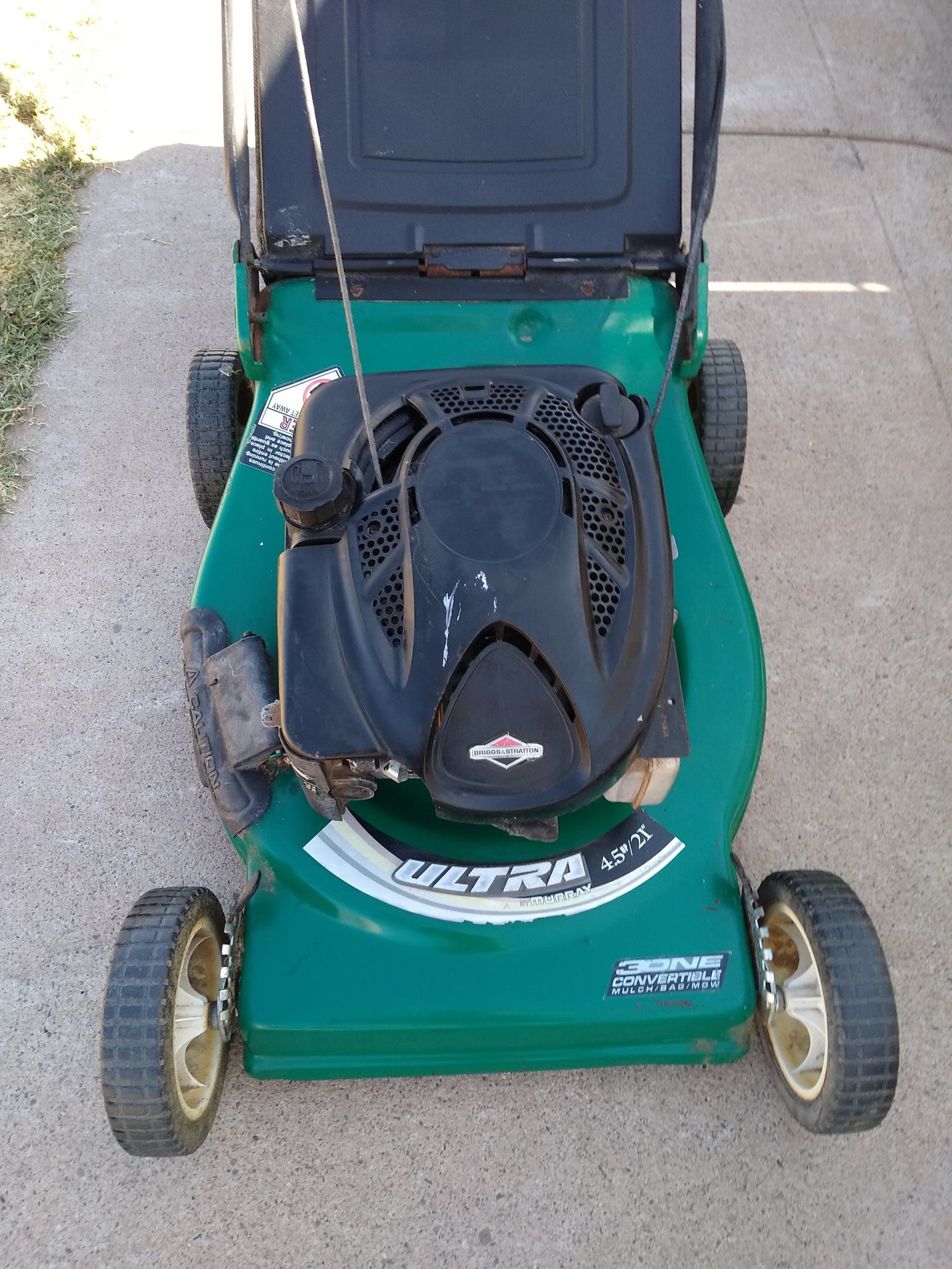 Gas lawn mower ultra Murray three-in-one 4.5 HP works good new blade torn bag