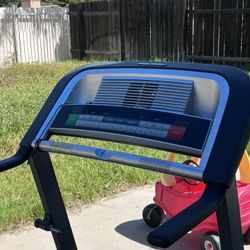 Proform treadmill, auto incline, clean, high end, lots of features, digital led display,