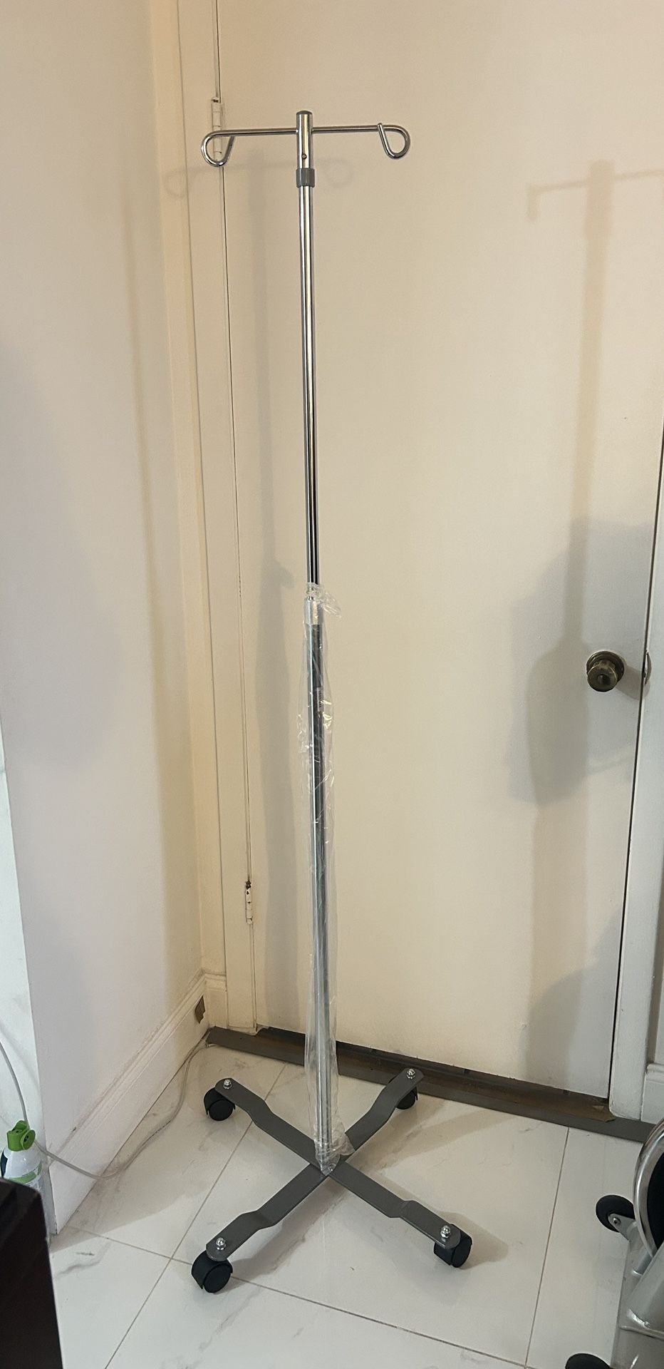 New Iv Pole Stand/ Stand Para Colgar Suero
