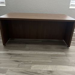 Gitana Table Occasional/ Condition: New. Colors: Walnut /Espresso  Quantity: 30  Size 24/47/20