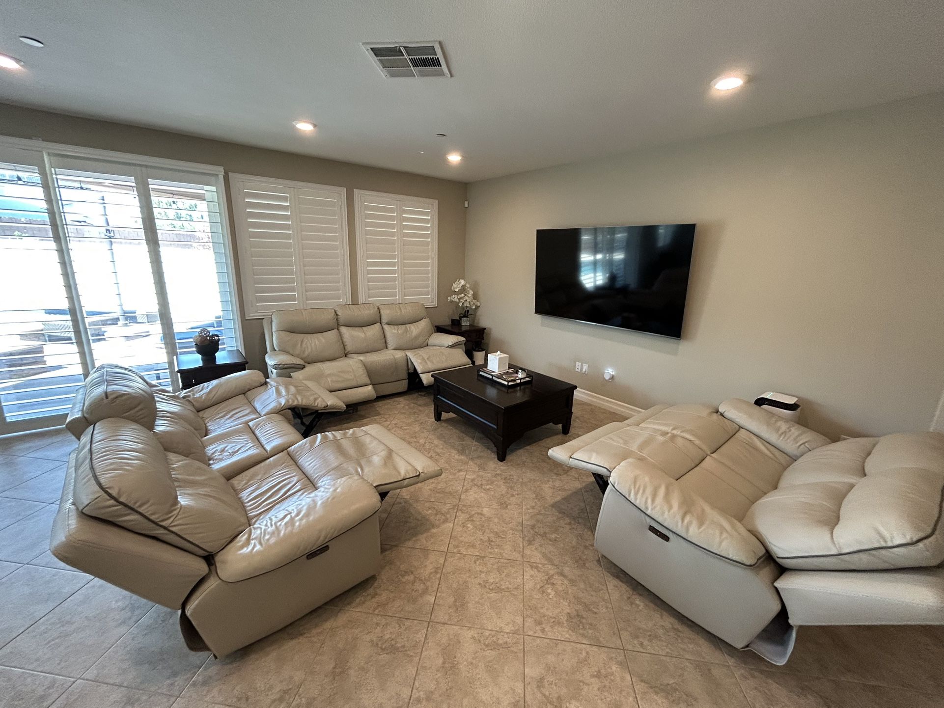 Cream Leather 3-Seater Recliner Couch – USB, Zero Gravity, Great Condition!