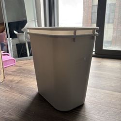 7 gallon trash bins