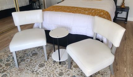 Accent  Chairs and Table.  Sillas de Acento