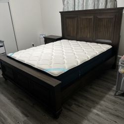 Cama King Con Colchón Y Buró Incluido