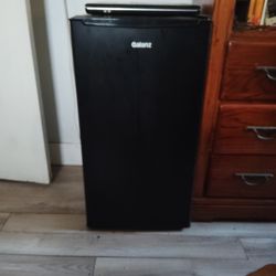 Galanz Mini Fridge 