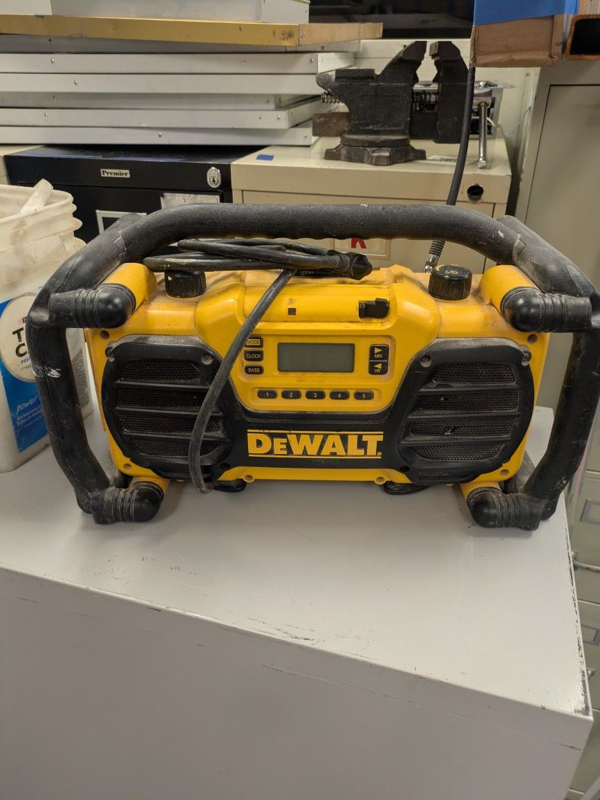 DeWalt DC012 18-Volt Yellow Heavy-Duty Worksite Radio & Battery Charger