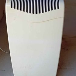 Free standing AC unit and dehumidifier built in 7000 BTU Hampton Bay needs rear hose leaks water