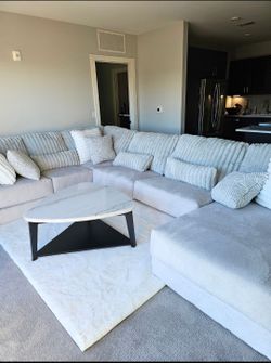 🔥 BEAUTIFUL LARGE LIGHT GREY SECTIONAL FOR SALE — $1,800.00 🔥