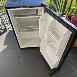 Mini Fridge Magic Chef