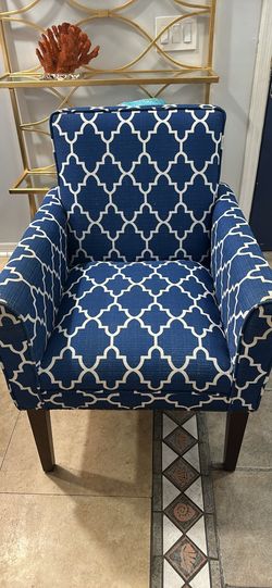 🔹 Navy Blue Accent Chair – Modern & Comfortable! Excellent condition! Modern design! Solid wood !