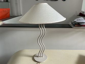 Contemporary wavy table lamp