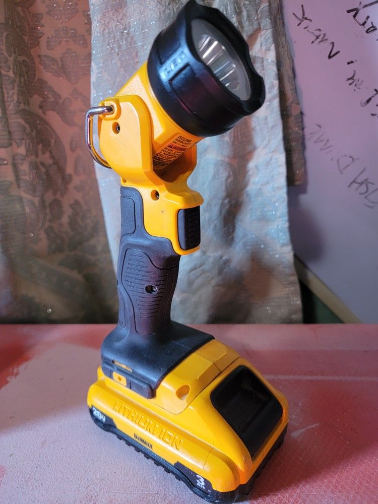 Dewalt DCL040-XJ 18V XR li-ion LED Pivot Flashlight Tool Only
