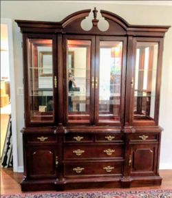 Bassett Furniture Eden House Queen Anne China Cabinet