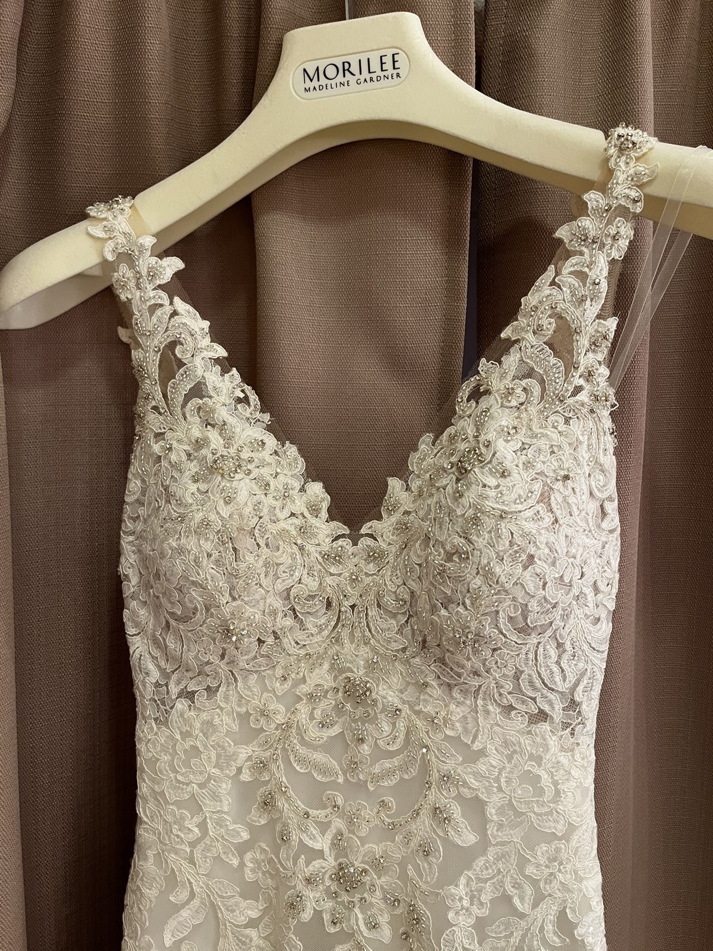 Elegant Lace Appliqués Wedding Dress