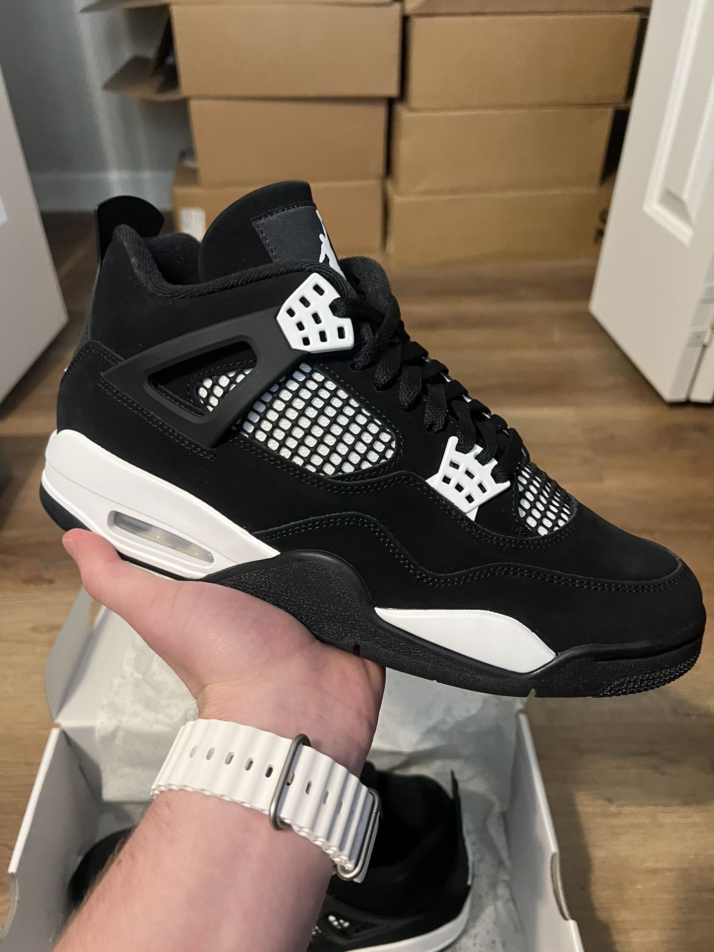 Jordan 4 “White Thunder”