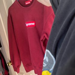 Selling This Supreme Sweater Got It From A Store At The Mall