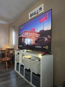 75” Smart Roku TV