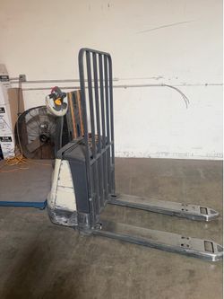 Crown electric walkie pallet jack