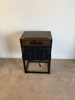 Simple Trending Side Table, C Shaped End Table with Charging Station,