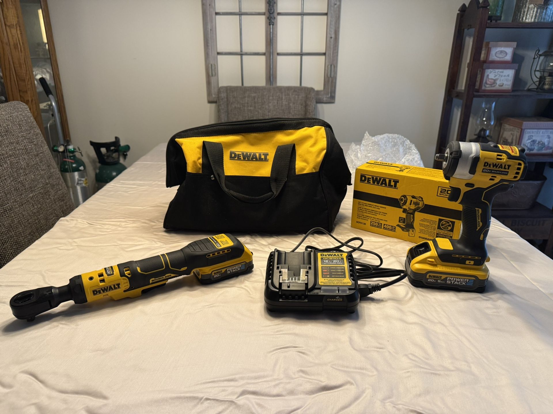 DeWalt 3/8” Ratchet And DeWalt 1.7 AH Power stack Battery