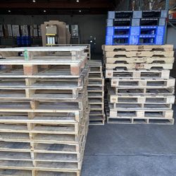 Free Wooden Pallets/ Gratis paletas de madera