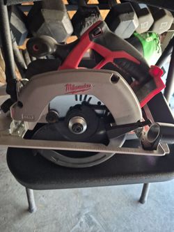 Skill saw Milwaukee for parts or fix