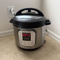 Instant Pot Duo 60 V3 electric pressure cooker.  6 Quart.  7-in-1 multi-use cooker