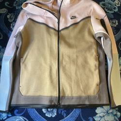 Nike Men's Sportswear Tech Fleece Full Zip Hoodie Pink Oxford for Sale in  Los Angeles, CA - OfferUp