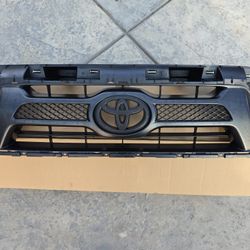 OEM Toyota Tacoma Grille 2012-2015 IF THIS POST IS UP IT'S STILL AVAILABLE