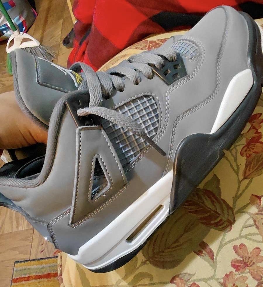 Cool grey Jordan 4’s Size 6Y 