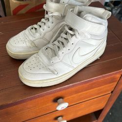 Lightly Used White Nike Size 5 