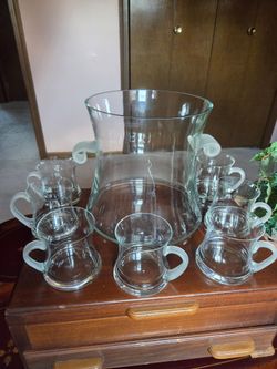 10 PC. Glass Bowl, cups and ladles