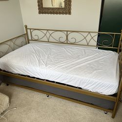 Day Bed With Trundle 