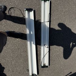 Fluorescent  light fixtures plug-in