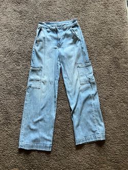 Light wash American Eagle cargo jeans