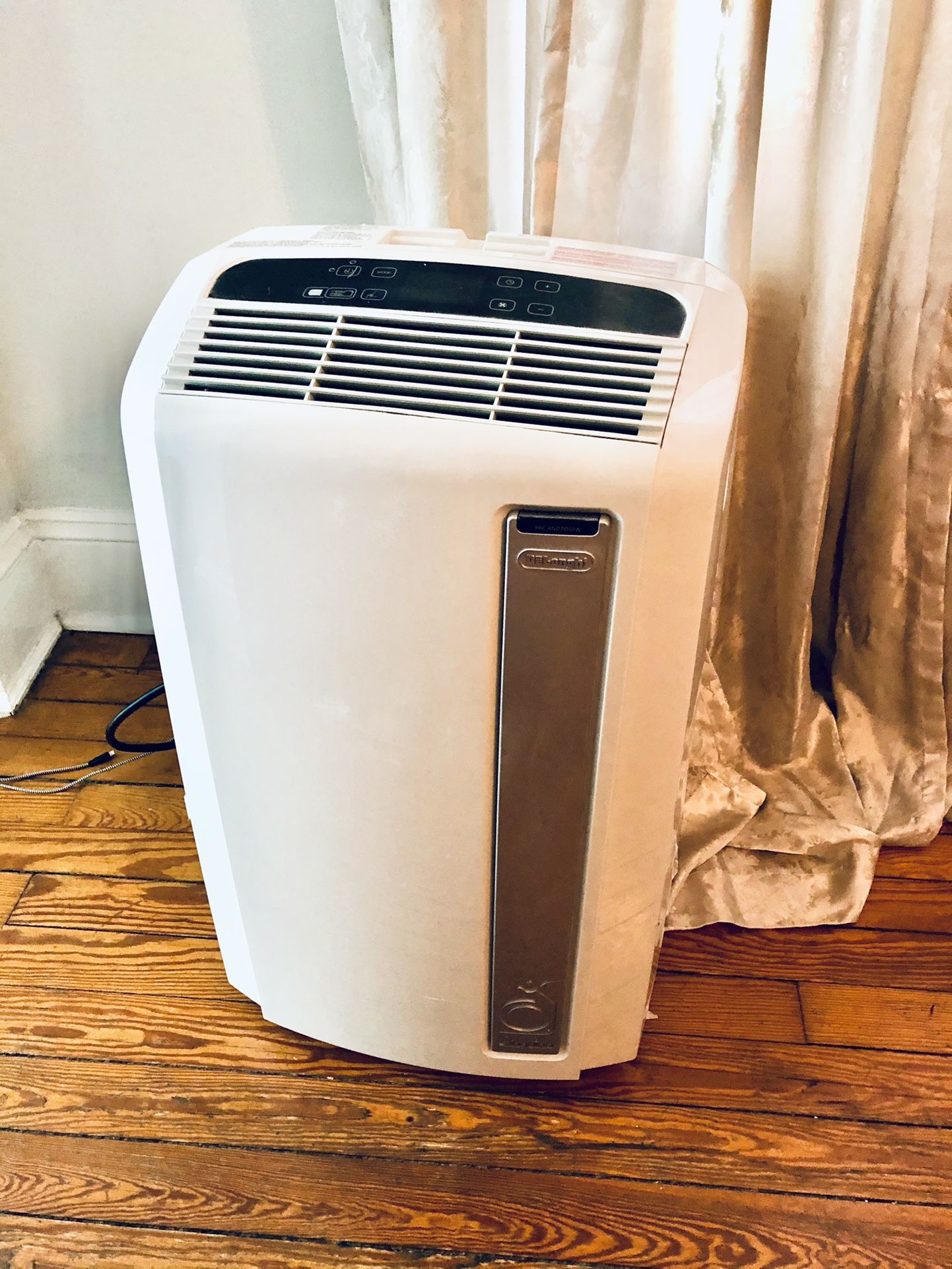 Electric efficient portable DeLonghi AC Unit. Used only 3 months. See description for more details!