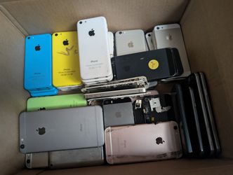 Lot of broken iphones & a few samsungs