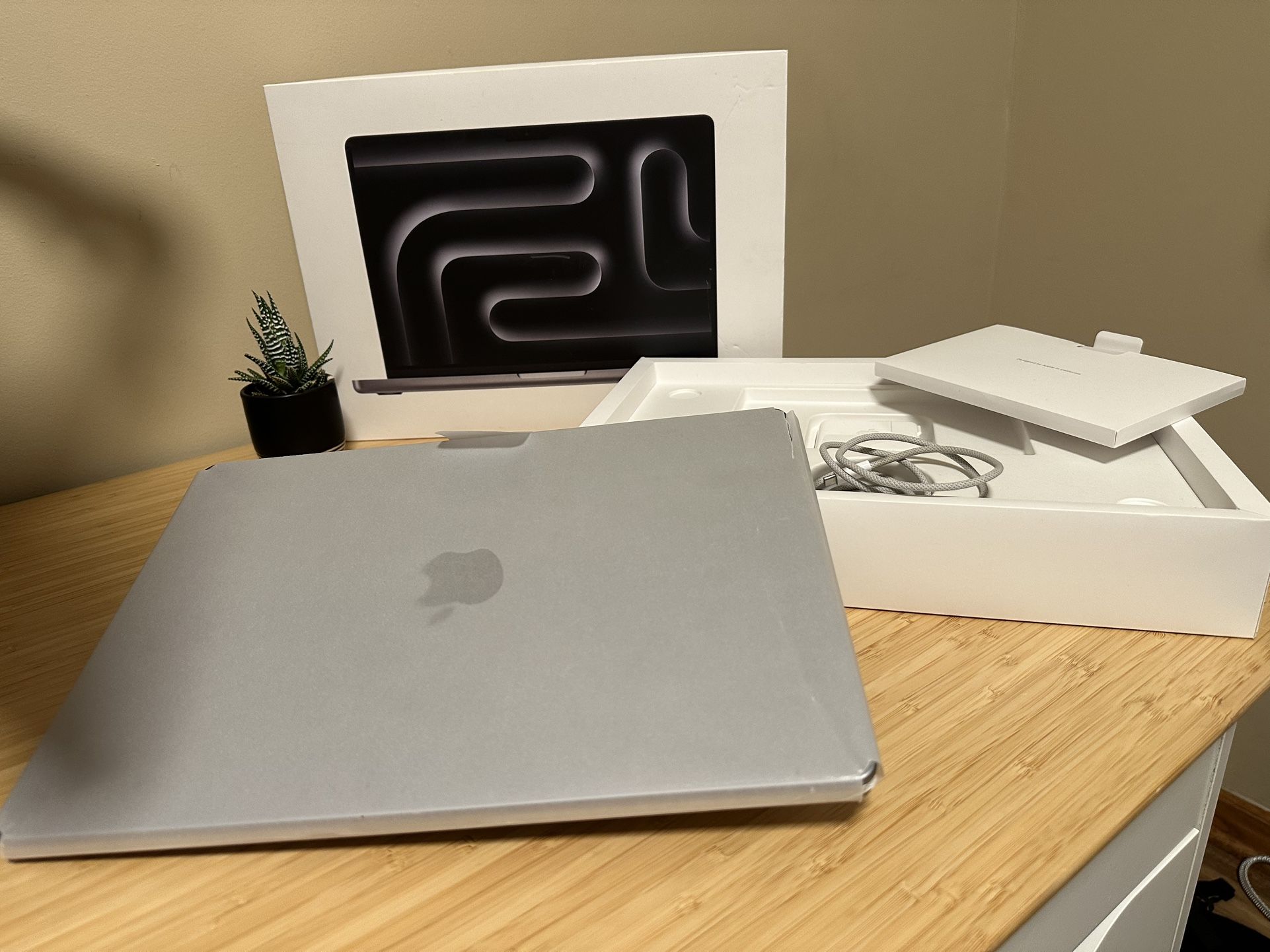 Apple MacBook Pro 14-inch (M3, 2023) 8gb ram, 512 SSD