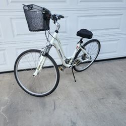 Diamondback Hybrid Size Medium  Wheels 700cc 21 Speeds With Basket 