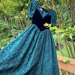 Gunne Sax Jessica McClintock Vintage 1980s emerald green black velvet ballgown Prom dress size 4 for Sale in Huntington NY OfferUp