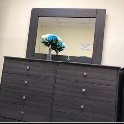 Dresser With Mirror /Comoda Con Espejo