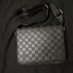 ALL BLACK LOUIS VUITTON STRAP BAG 