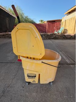 Rubbermaid mop bucket