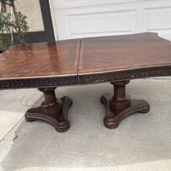 TABLE NO CHAIRS