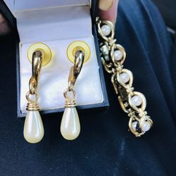 Vintage pearl earrings and bracelet