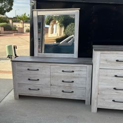 Queen Size Bedroom Set With Plastic Covered Mattress