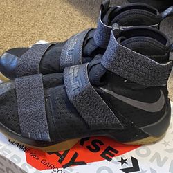 Lebron Soldier 10 Black Gum
